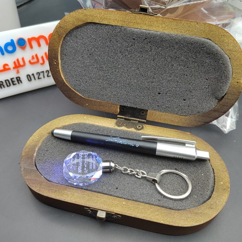طقم فى بوكس خشب محفور – قلم محفور بالليزر وميدالية كريستال مضيئة