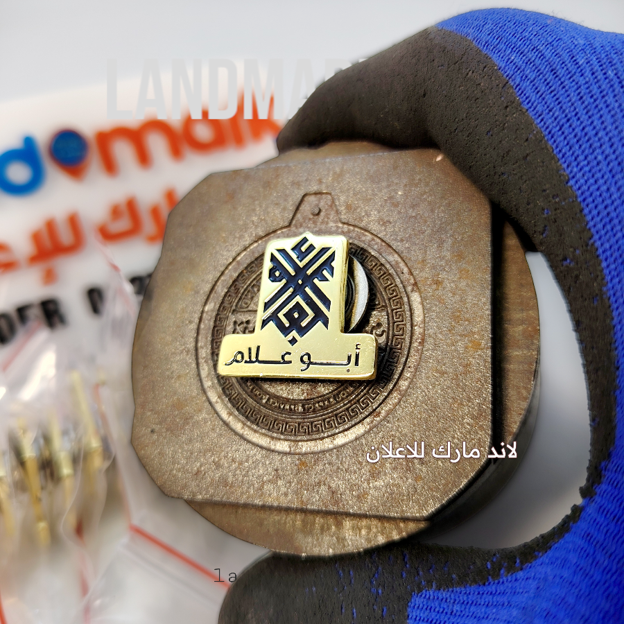 دبوس بدلة دهبى شكل اللوجو غاطس مع تلوين اسود