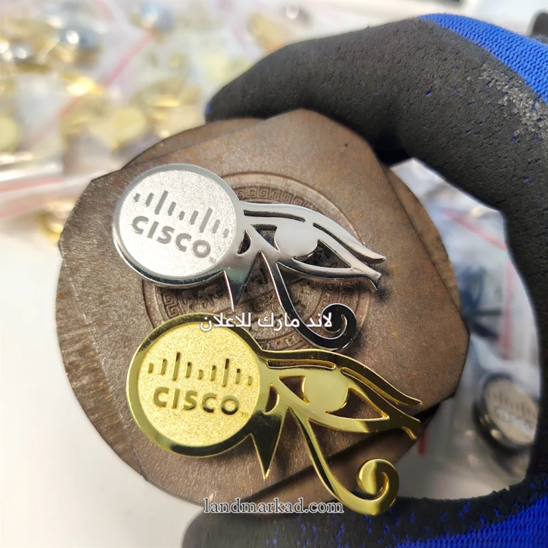 دبوس بدلة مفرغ عين حورس مع اللوجو بارز وغاطس بدون تلوين